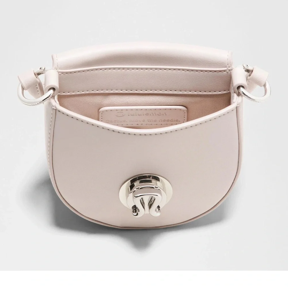 Lululemon leather alternative Crossbody bag✨🕊️cashew - Picture 4 of 5